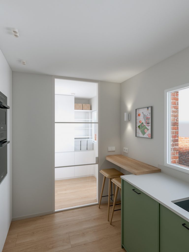 cocina con barra para comer y acceso a despensa