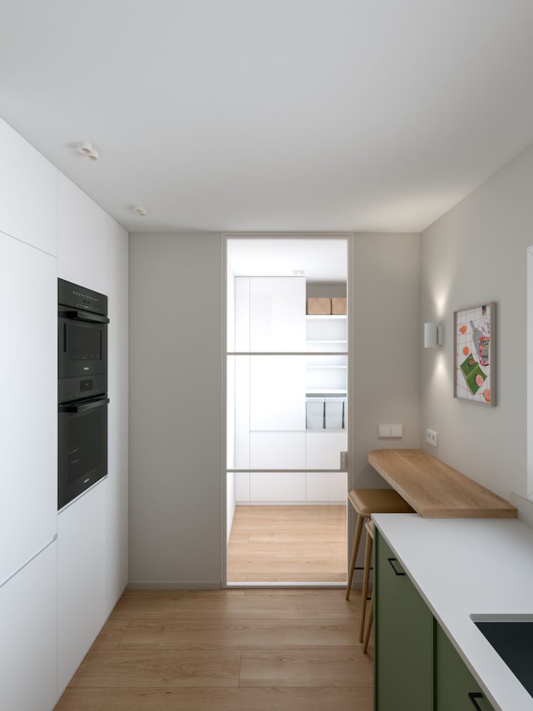 barra para comer en la cocina y acceso a la despensa