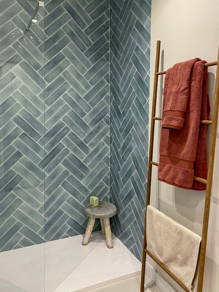 plato de ducha con azulejo color agua