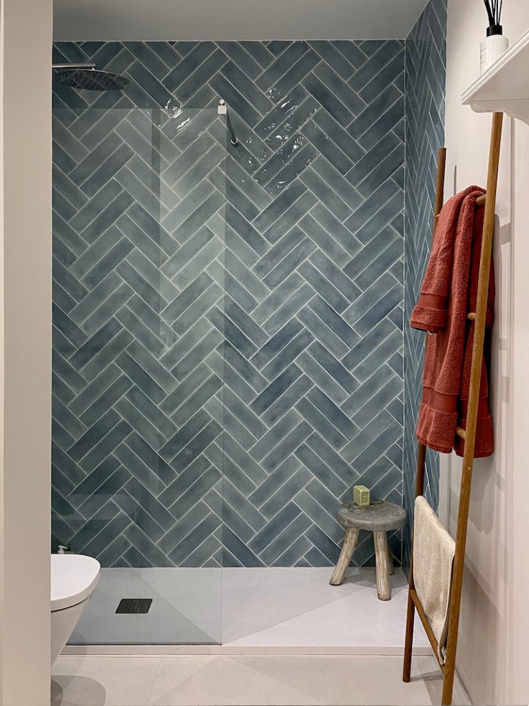 vista del baño auxiliar tras la reforma con ducha y vater