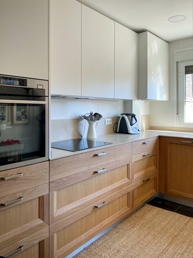 reforma de una cocina con muebles color madera y blanco